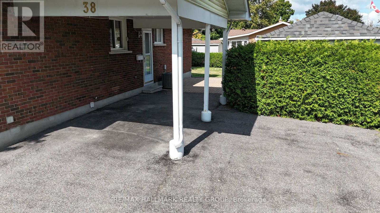 38 Hadley Circle, Ottawa, Ontario  K2H 6N9 - Photo 3 - X12394670