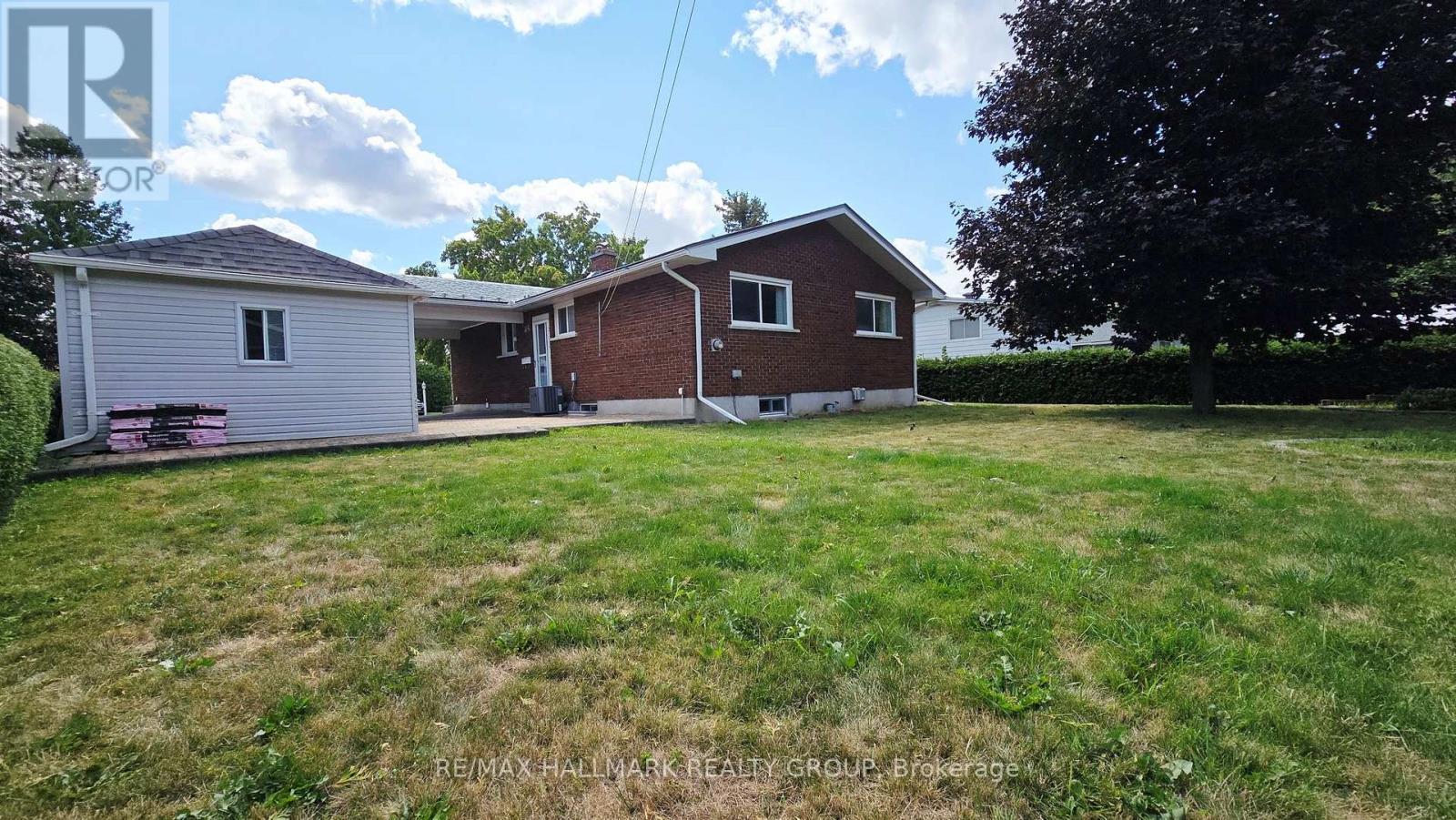 38 Hadley Circle, Ottawa, Ontario  K2H 6N9 - Photo 4 - X12394670
