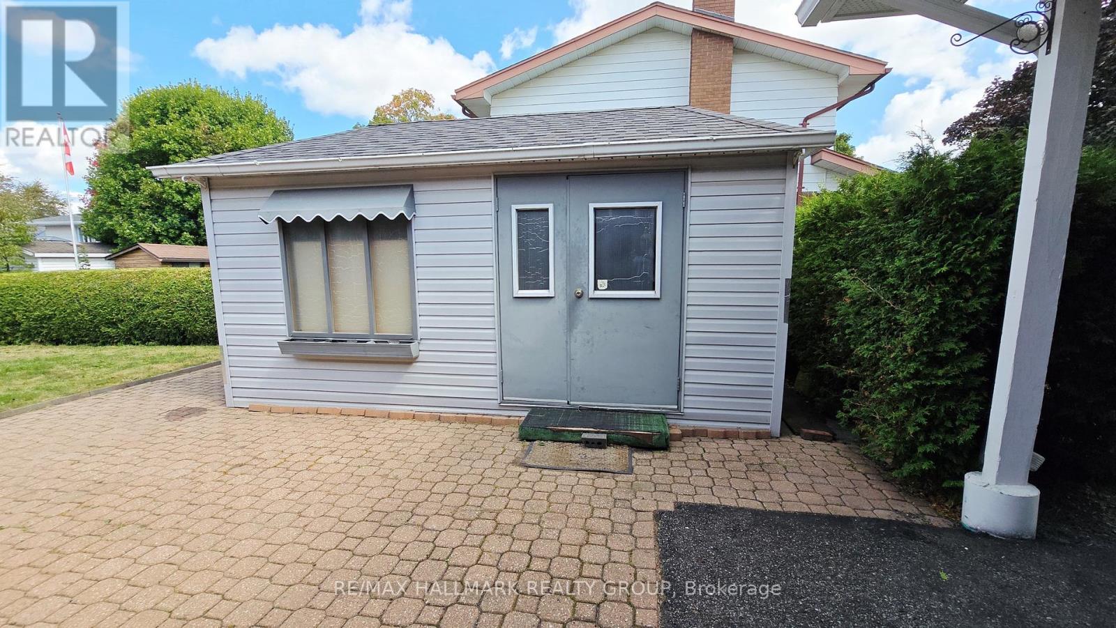38 Hadley Circle, Ottawa, Ontario  K2H 6N9 - Photo 6 - X12394670