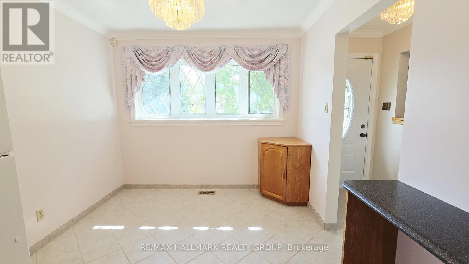 38 Hadley Circle, Ottawa, Ontario  K2H 6N9 - Photo 9 - X12394670