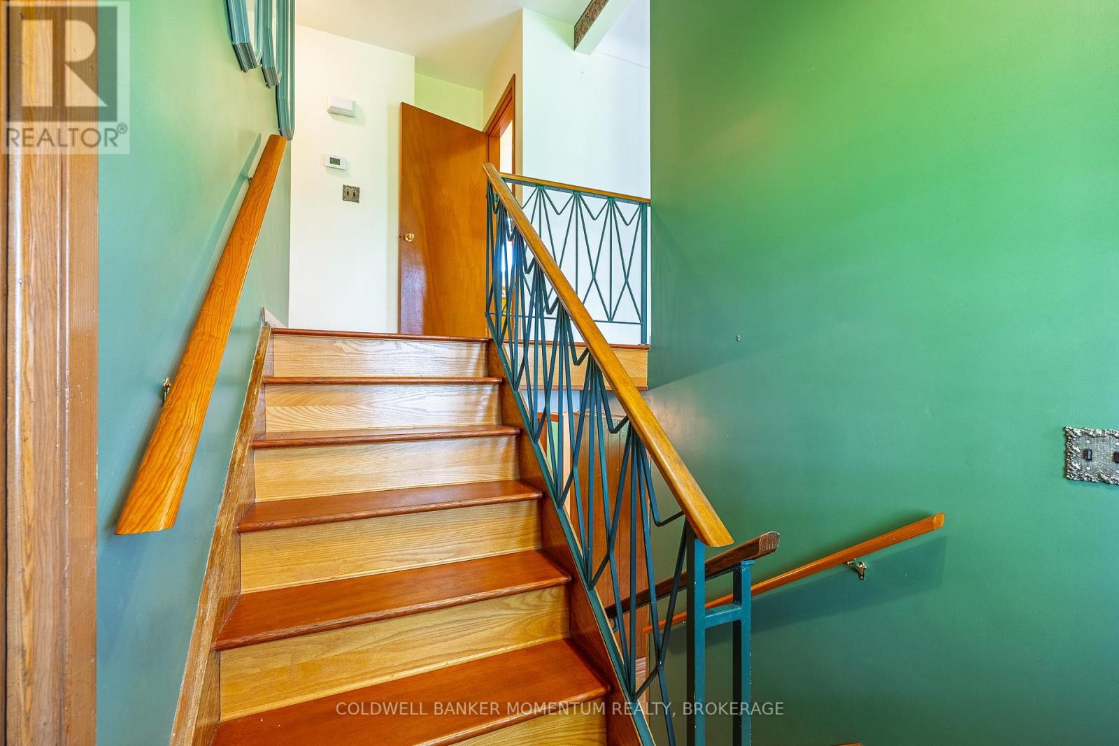 82 Mcdonald Avenue, Thorold, Ontario  L2V 3E7 - Photo 3 - X12394660