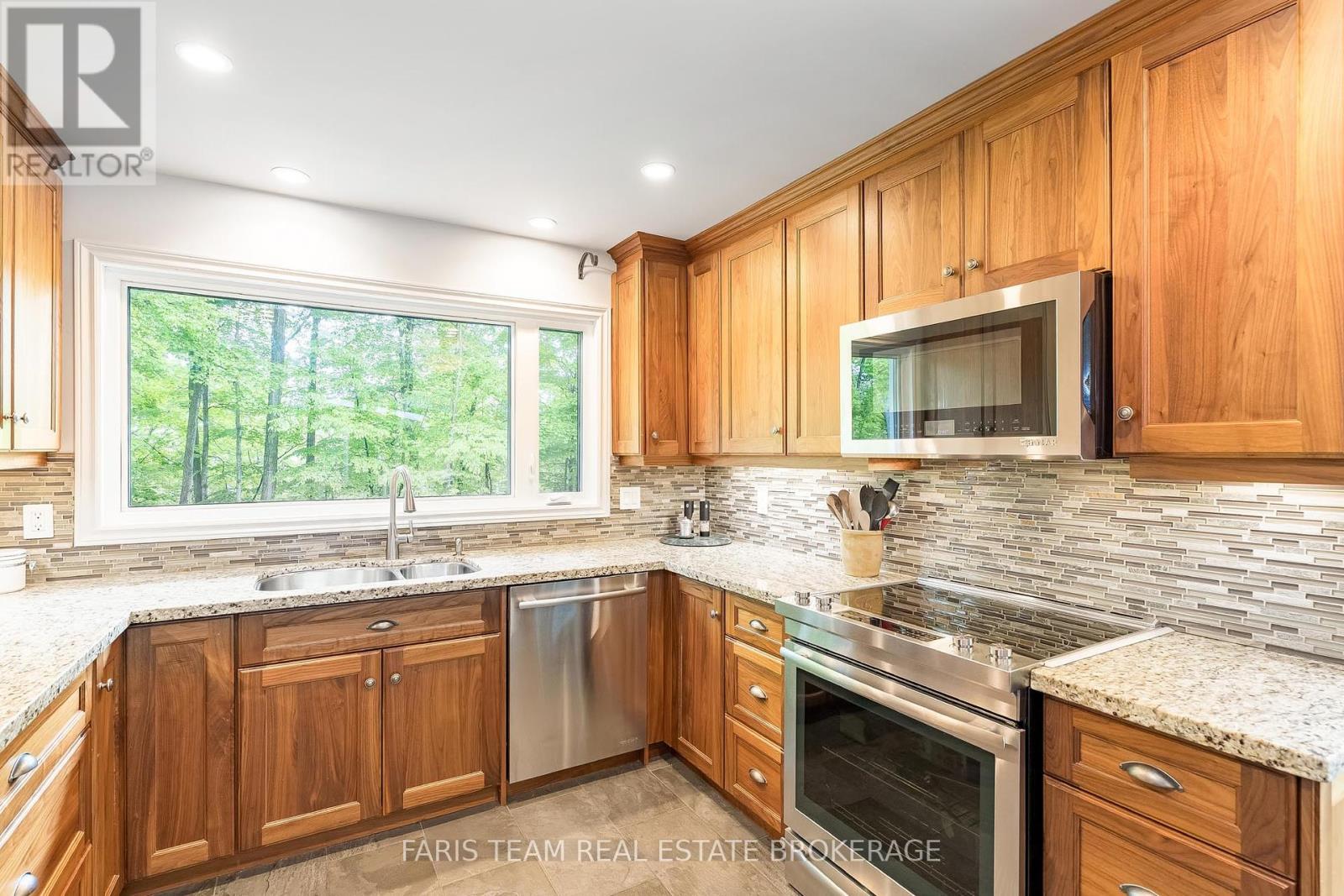 10 Morgan Court, Penetanguishene, Ontario  L9M 1Z2 - Photo 8 - S12394439