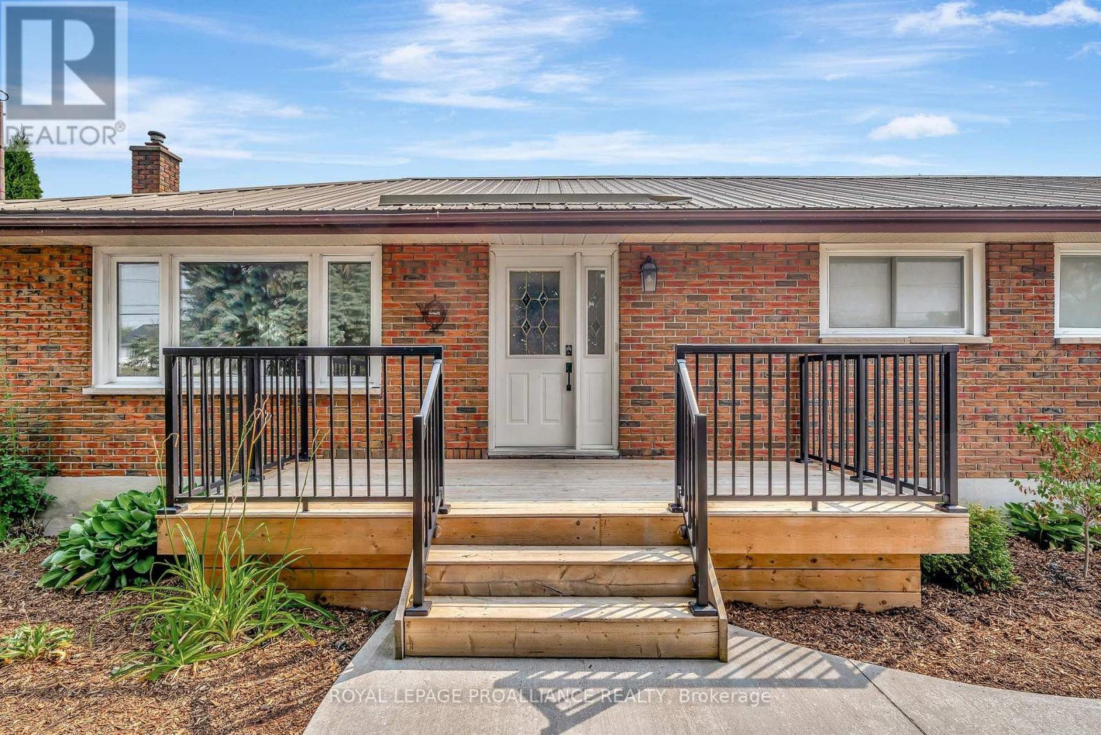 206 Elmwood Drive, Belleville (Thurlow Ward), Ontario  K8N 4Z4 - Photo 10 - X12394656