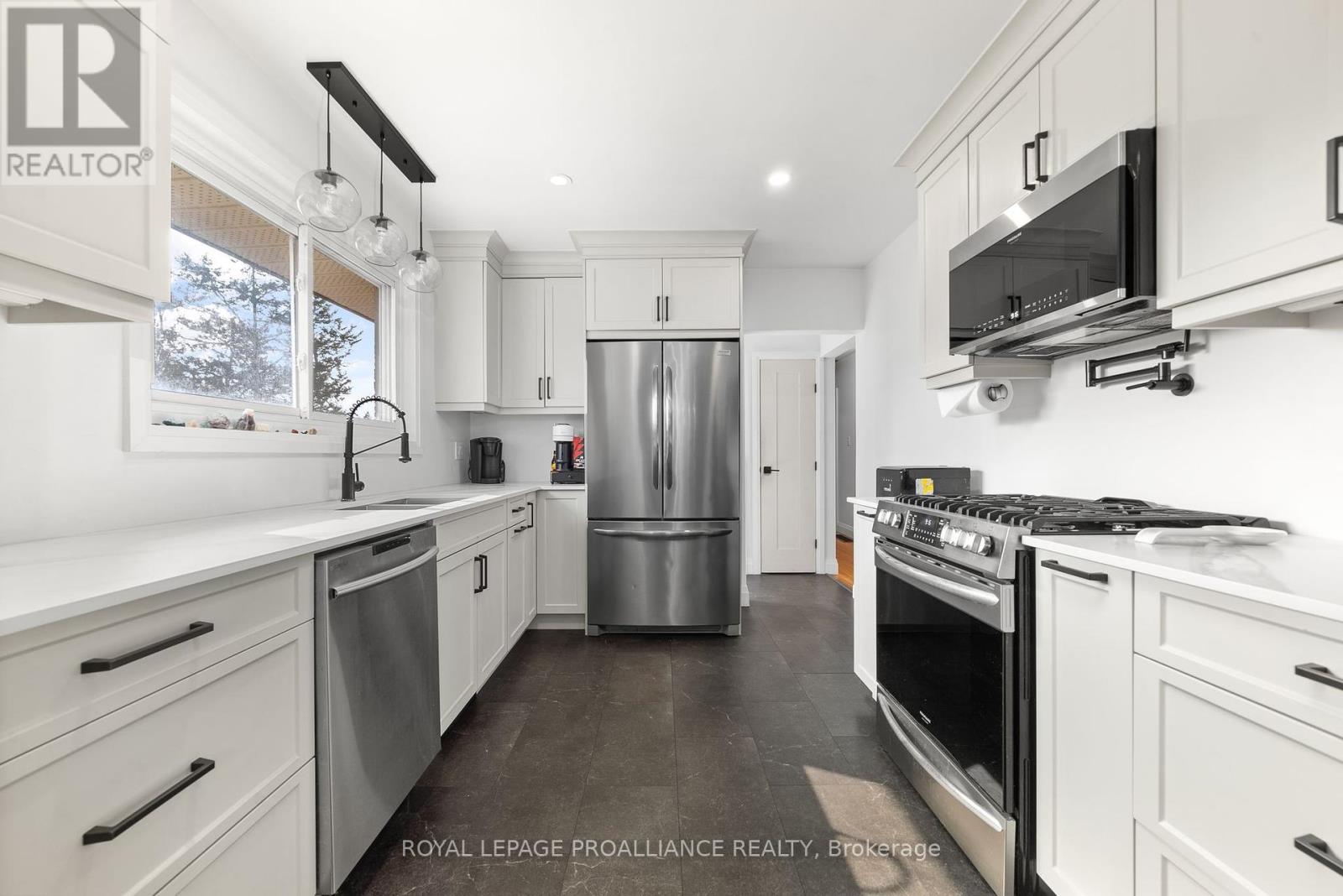 206 Elmwood Drive, Belleville (Thurlow Ward), Ontario  K8N 4Z4 - Photo 11 - X12394656