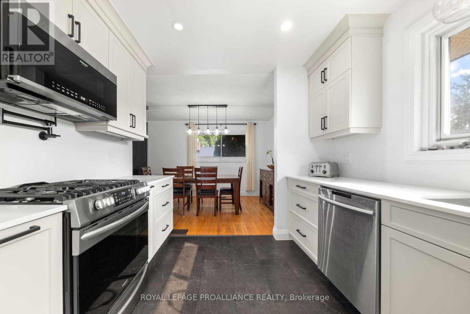 206 Elmwood Drive, Belleville (Thurlow Ward), Ontario  K8N 4Z4 - Photo 14 - X12394656