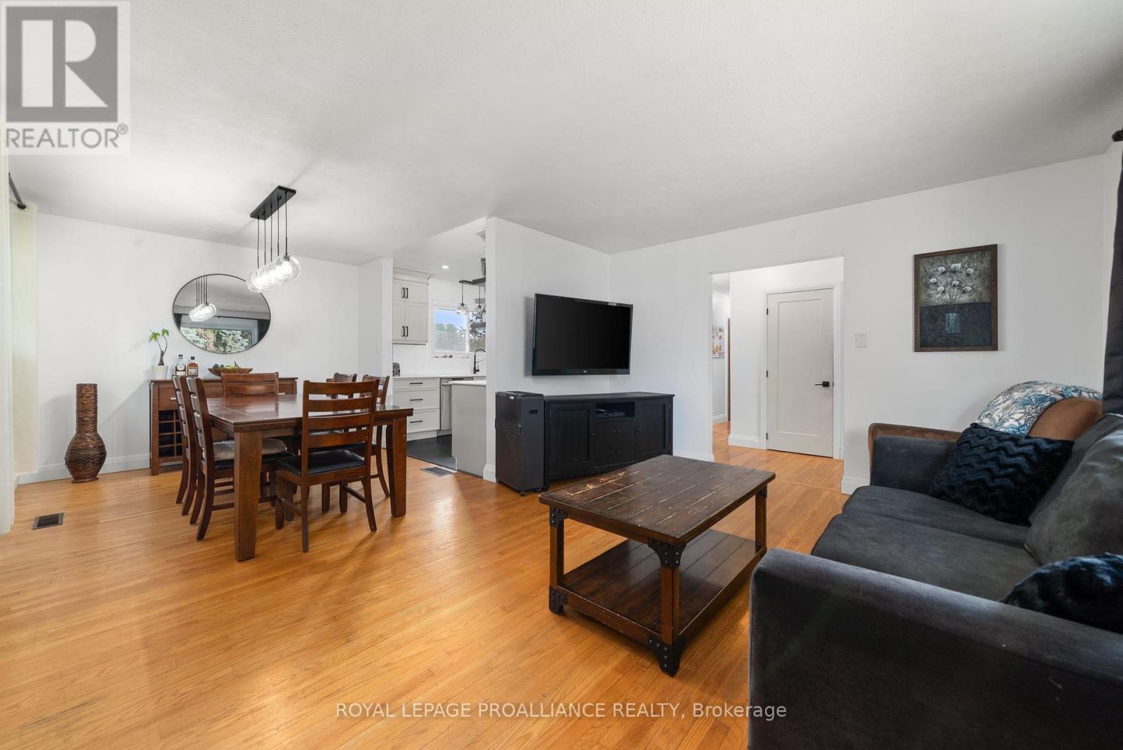 206 Elmwood Drive, Belleville (Thurlow Ward), Ontario  K8N 4Z4 - Photo 17 - X12394656