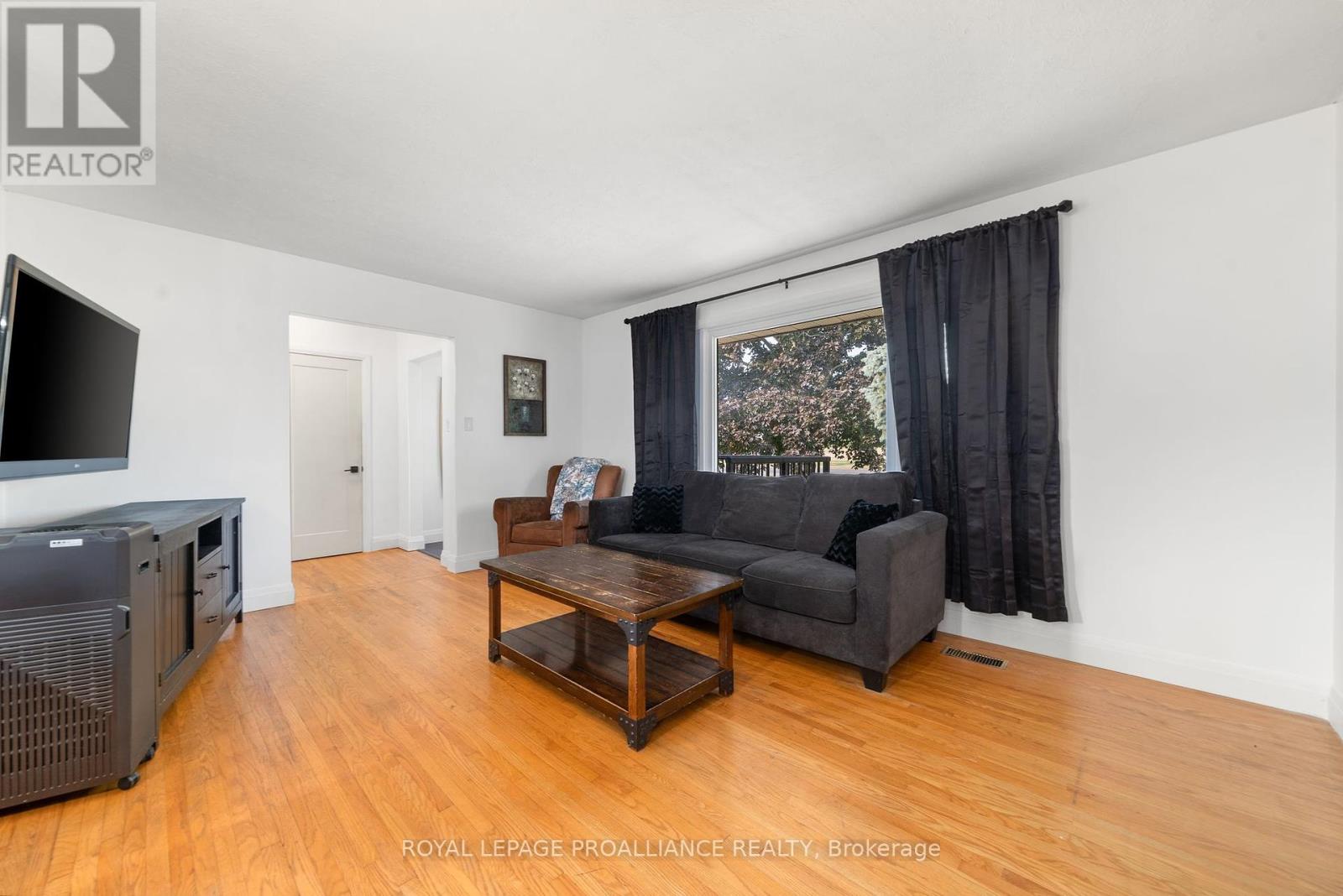 206 Elmwood Drive, Belleville (Thurlow Ward), Ontario  K8N 4Z4 - Photo 21 - X12394656