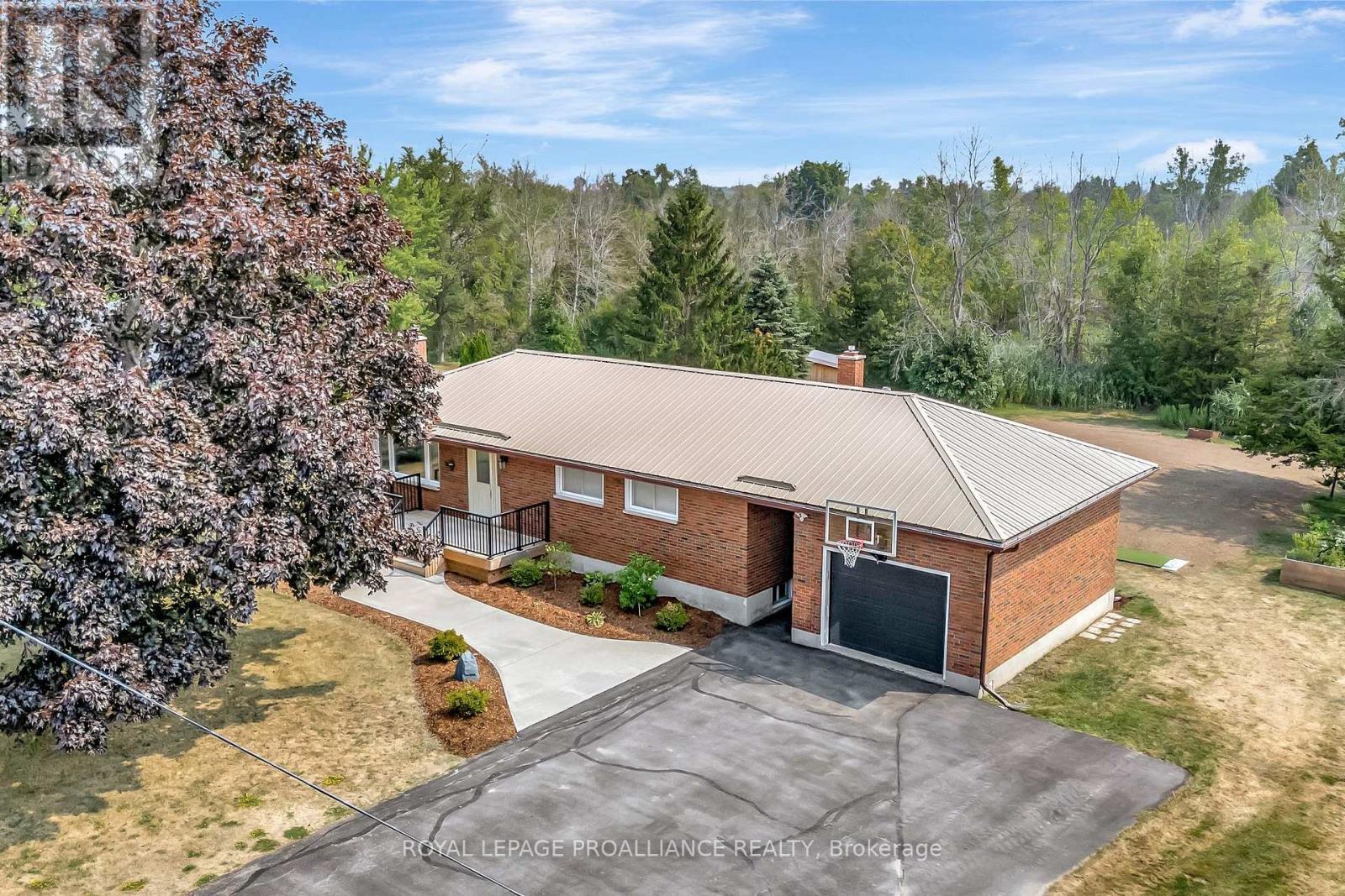 206 Elmwood Drive, Belleville (Thurlow Ward), Ontario  K8N 4Z4 - Photo 3 - X12394656