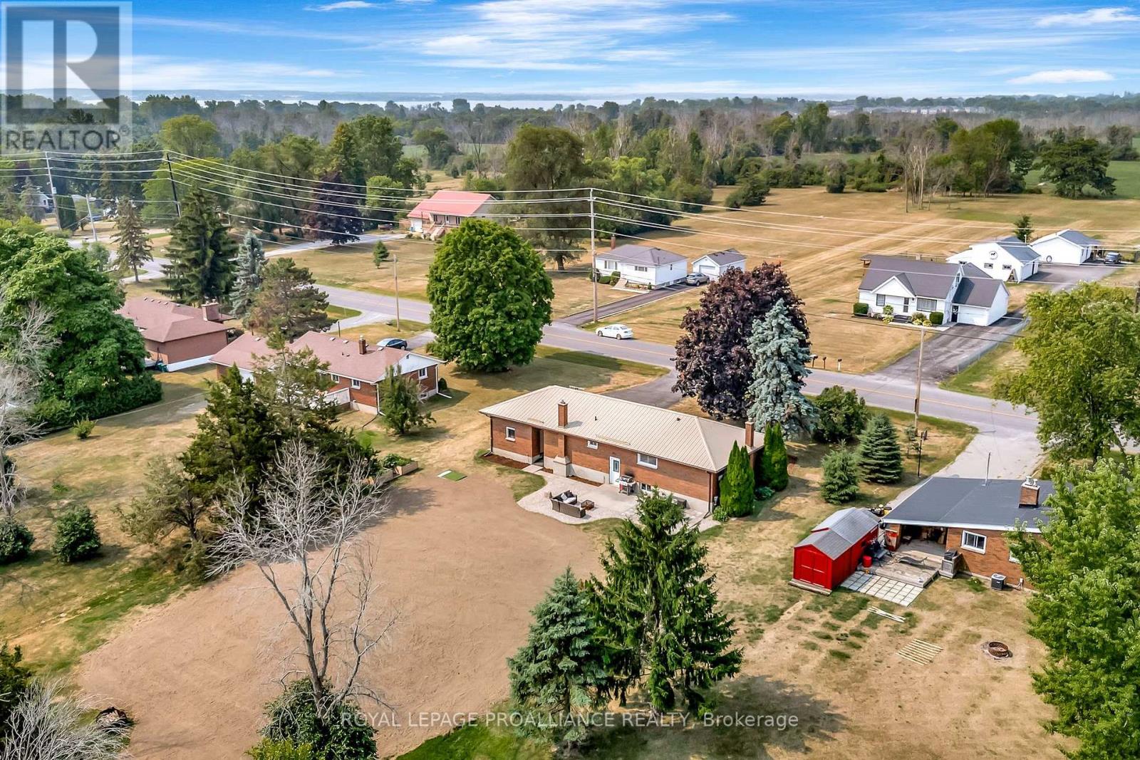 206 Elmwood Drive, Belleville (Thurlow Ward), Ontario  K8N 4Z4 - Photo 4 - X12394656