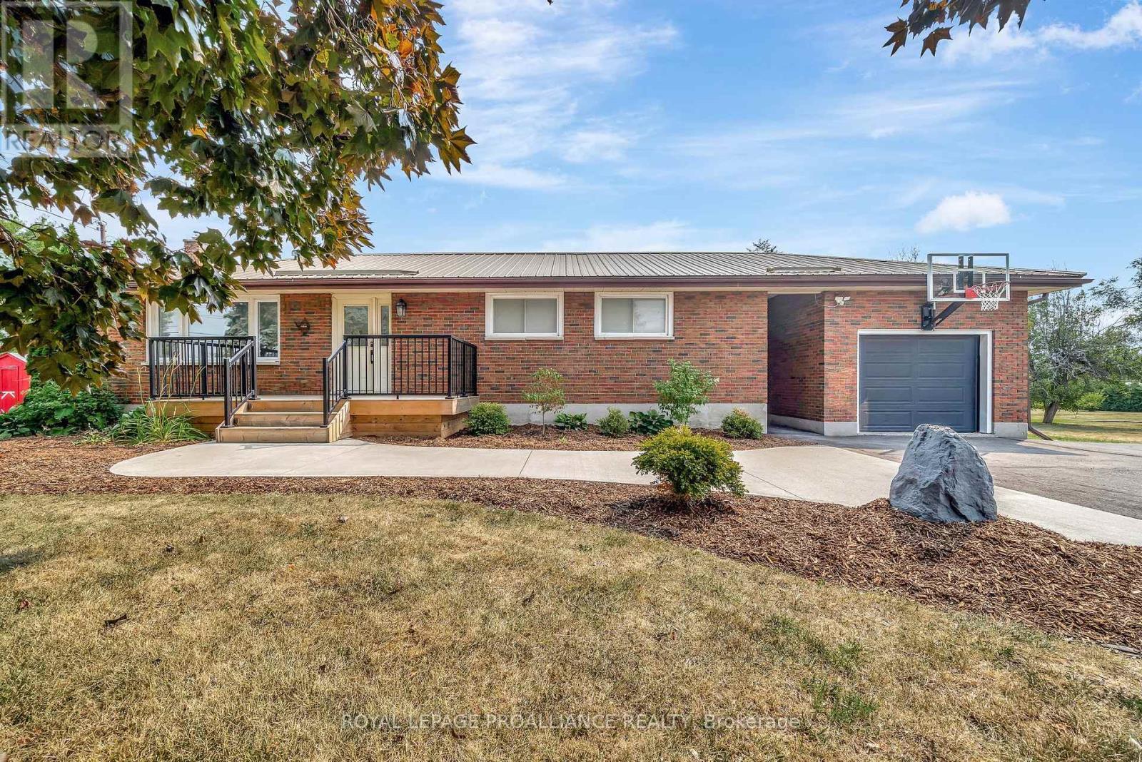 206 Elmwood Drive, Belleville (Thurlow Ward), Ontario  K8N 4Z4 - Photo 5 - X12394656