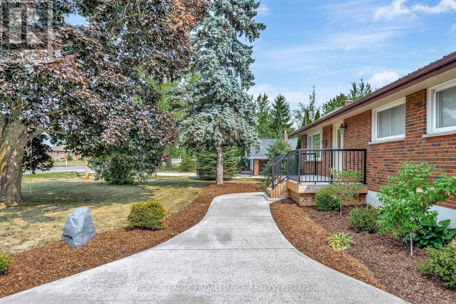 206 Elmwood Drive, Belleville (Thurlow Ward), Ontario  K8N 4Z4 - Photo 6 - X12394656