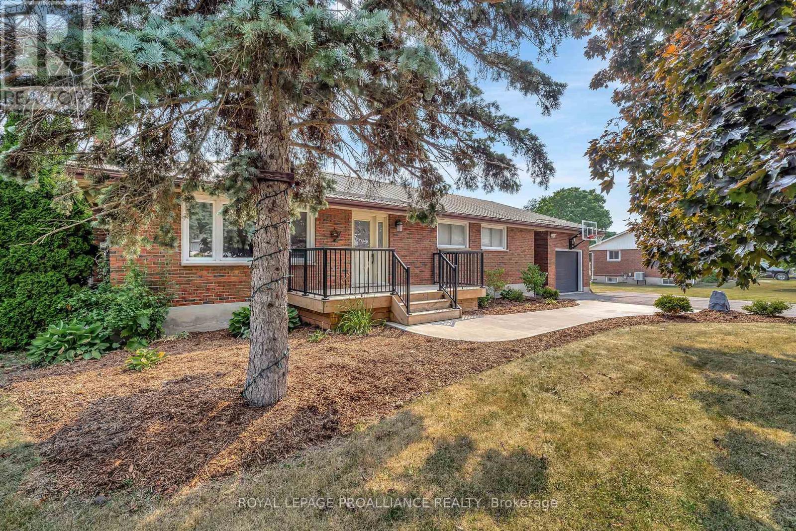 206 Elmwood Drive, Belleville (Thurlow Ward), Ontario  K8N 4Z4 - Photo 7 - X12394656