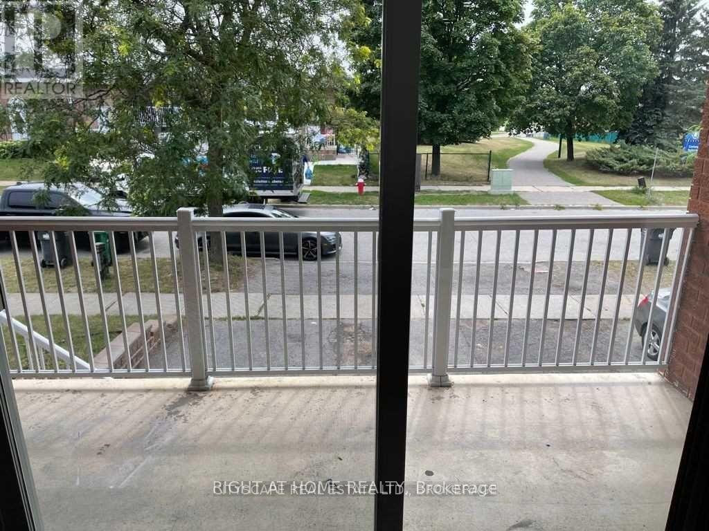 Upper - 28 Major Oaks Drive, Brampton, Ontario  L6V 3K2 - Photo 3 - W12394488