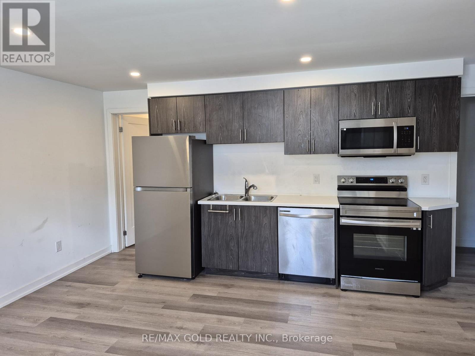 812 - 4263 Fourth Avenue, Niagara Falls (Downtown), Ontario  L2E 0C2 - Photo 2 - X12394493