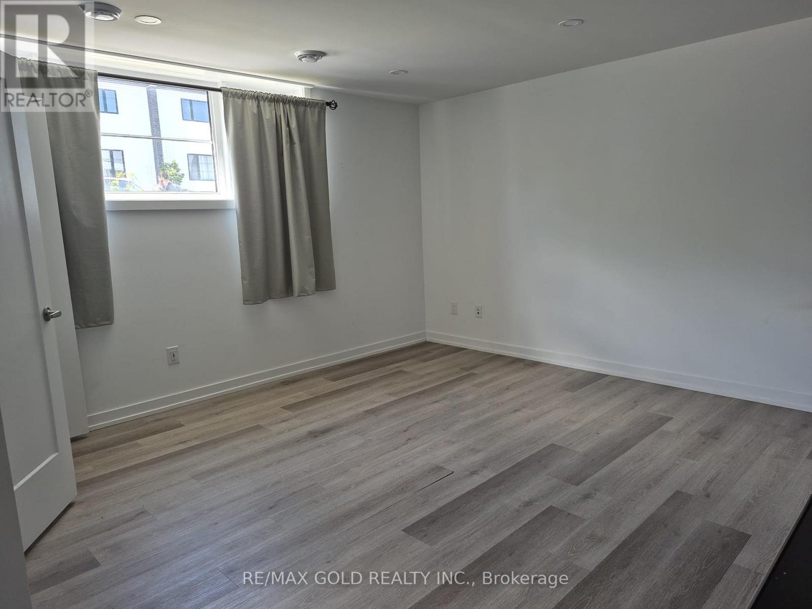 812 - 4263 Fourth Avenue, Niagara Falls (Downtown), Ontario  L2E 0C2 - Photo 23 - X12394493