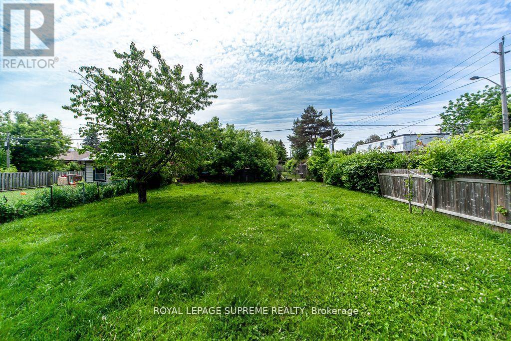 109 Regina Avenue, Toronto (Englemount-Lawrence), Ontario  M6A 1R5 - Photo 13 - C12394613