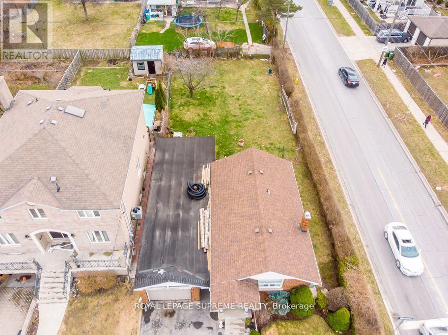 109 Regina Avenue, Toronto (Englemount-Lawrence), Ontario  M6A 1R5 - Photo 16 - C12394613