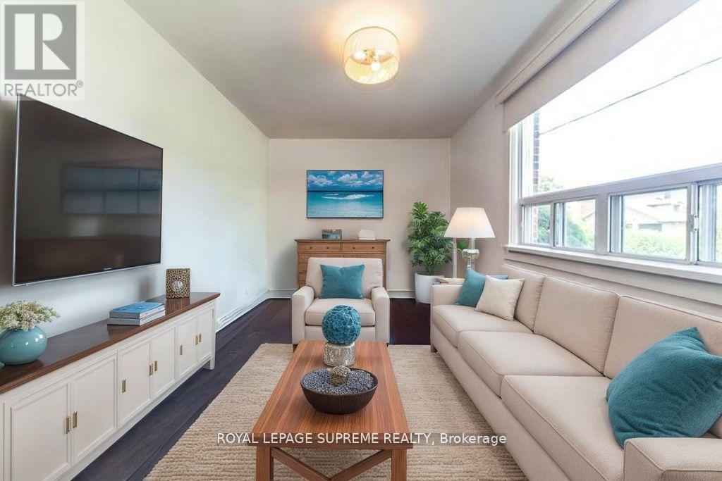 109 Regina Avenue, Toronto (Englemount-Lawrence), Ontario  M6A 1R5 - Photo 4 - C12394613