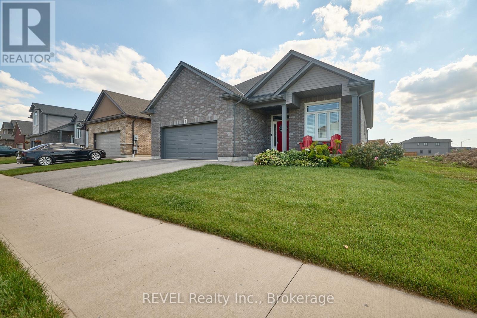 5 Cinnamon Street, Thorold, Ontario  L2V 0H5 - Photo 2 - X12394769
