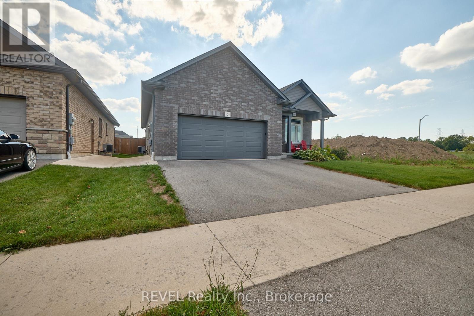 5 Cinnamon Street, Thorold, Ontario  L2V 0H5 - Photo 3 - X12394769