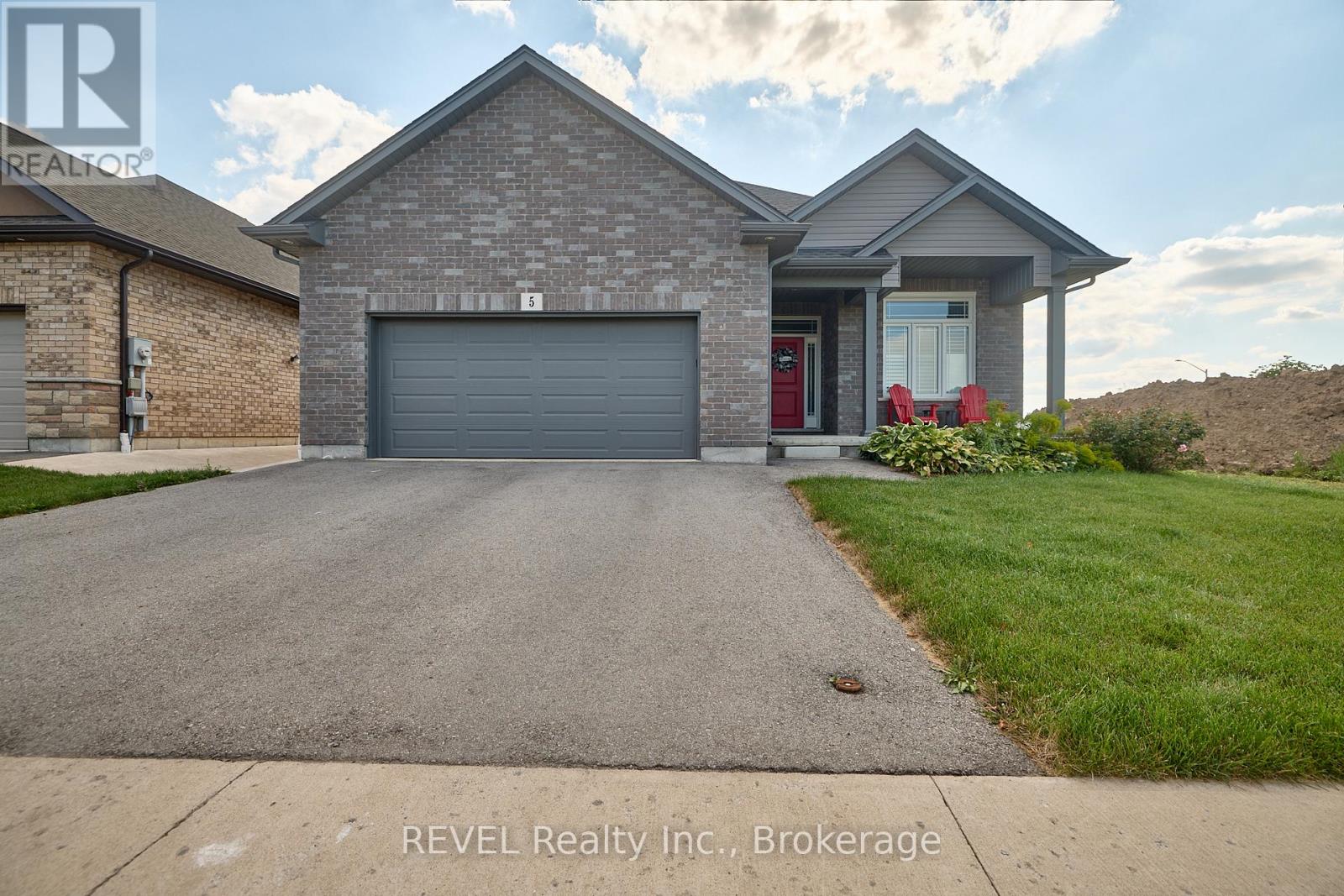 5 Cinnamon Street, Thorold, Ontario  L2V 0H5 - Photo 4 - X12394769