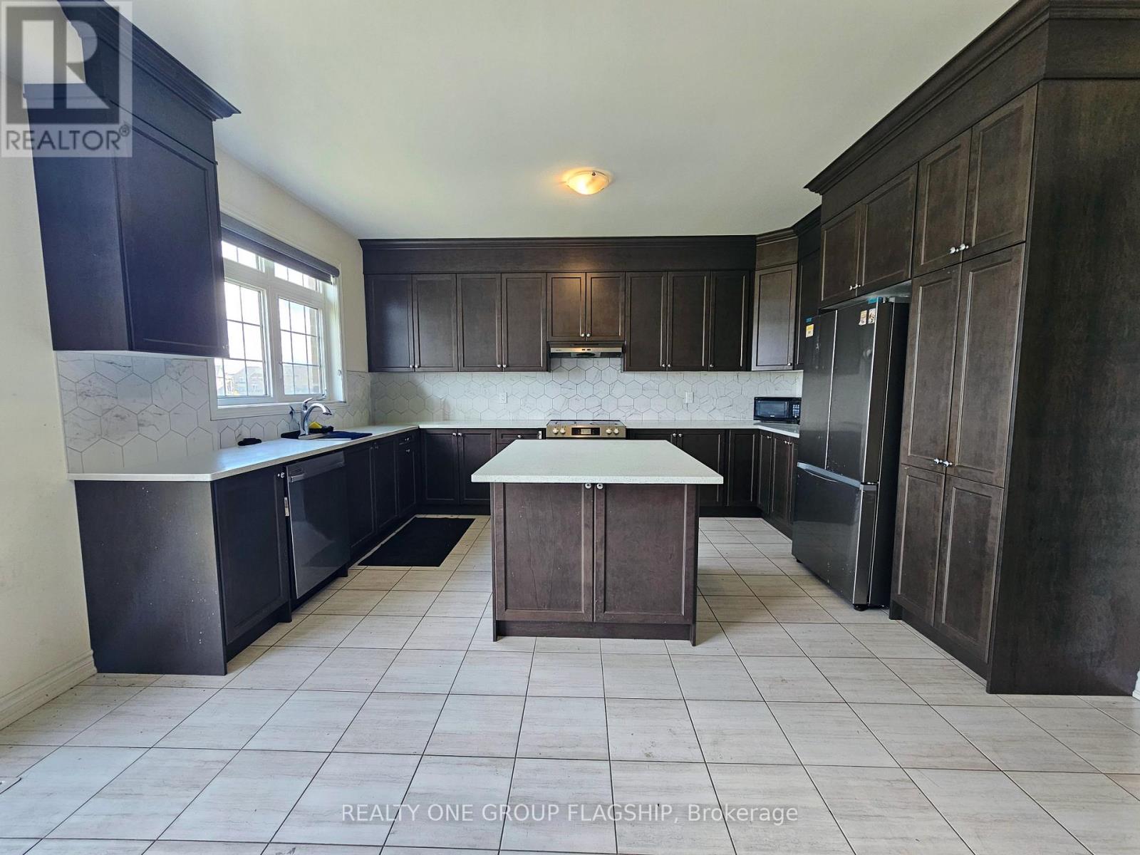 42 Claremont Drive, Brampton, Ontario  L6R 4G4 - Photo 3 - W12394530