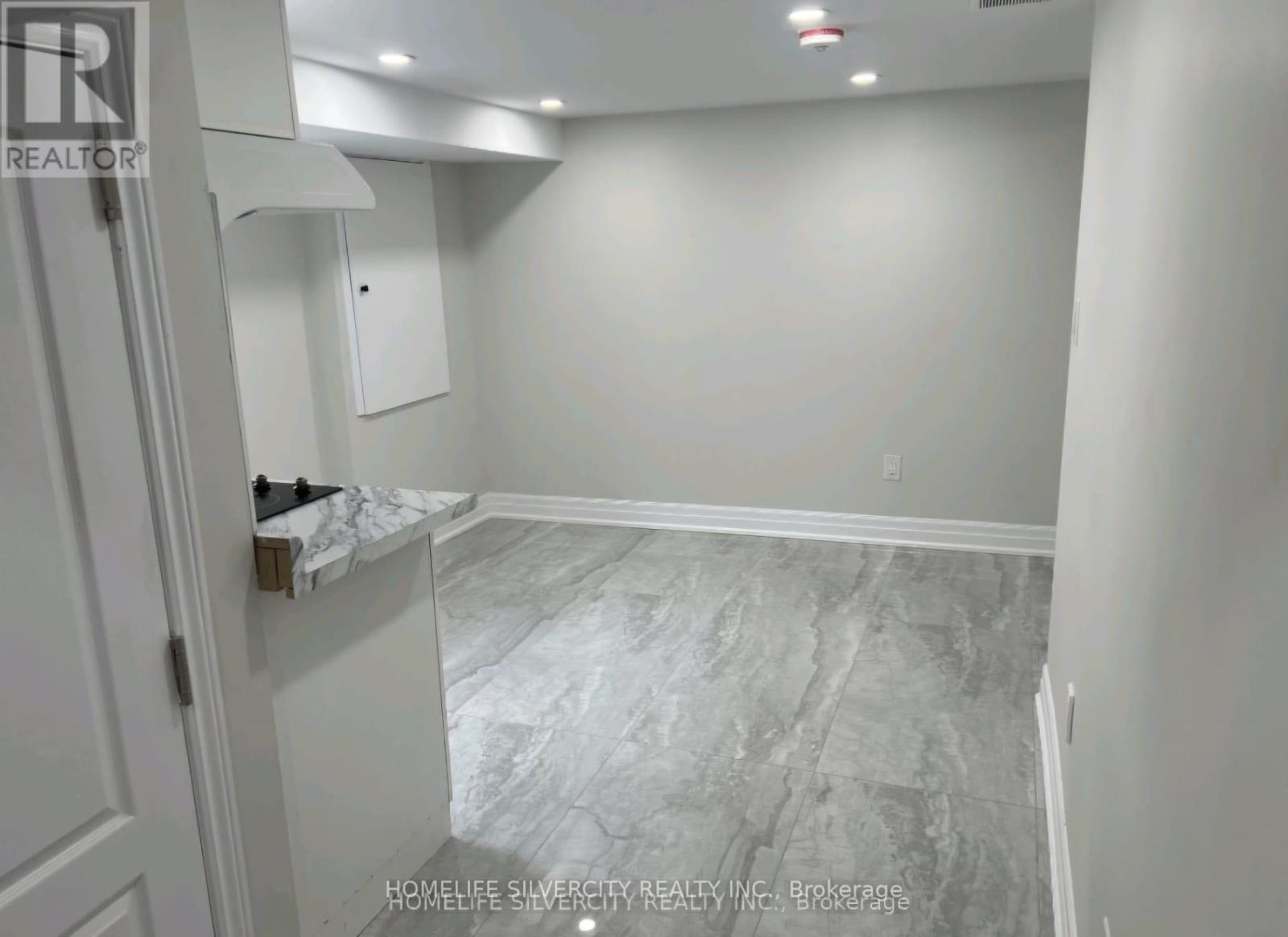 #1 - 6 Lamella Road N, Toronto, Ontario  M9V 1Y8 - Photo 4 - W12394569