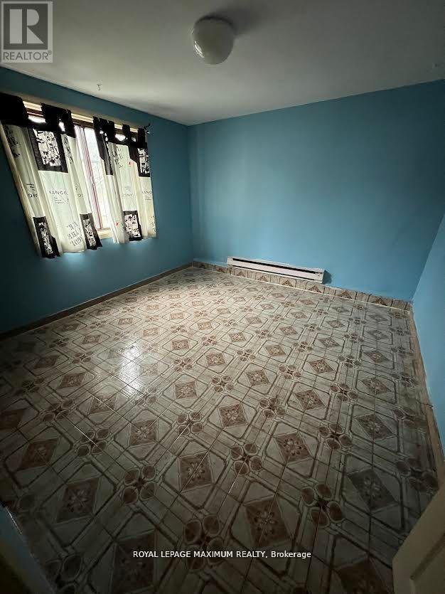915 Weston Road, Toronto (Rockcliffe-Smythe), Ontario  M6N 3R4 - Photo 10 - W12394596