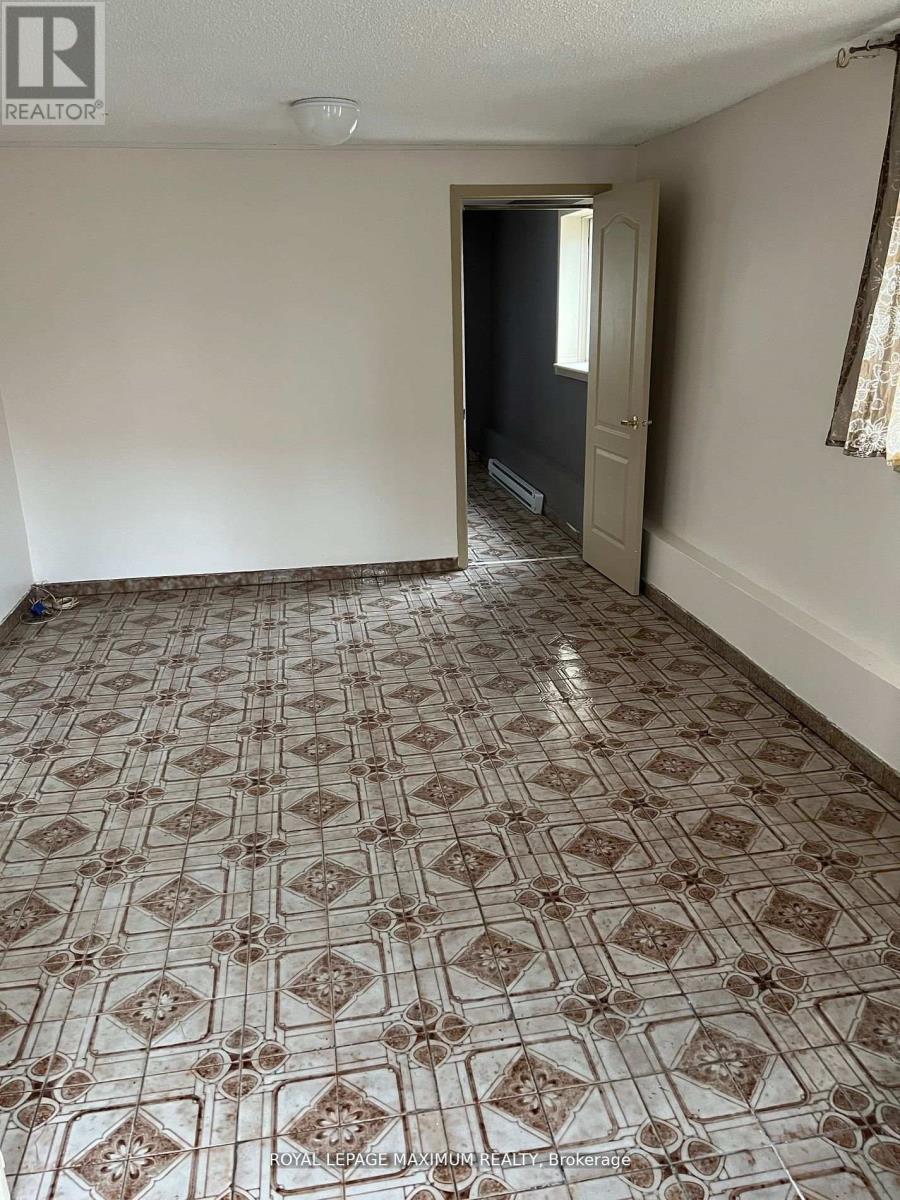 915 Weston Road, Toronto (Rockcliffe-Smythe), Ontario  M6N 3R4 - Photo 11 - W12394596