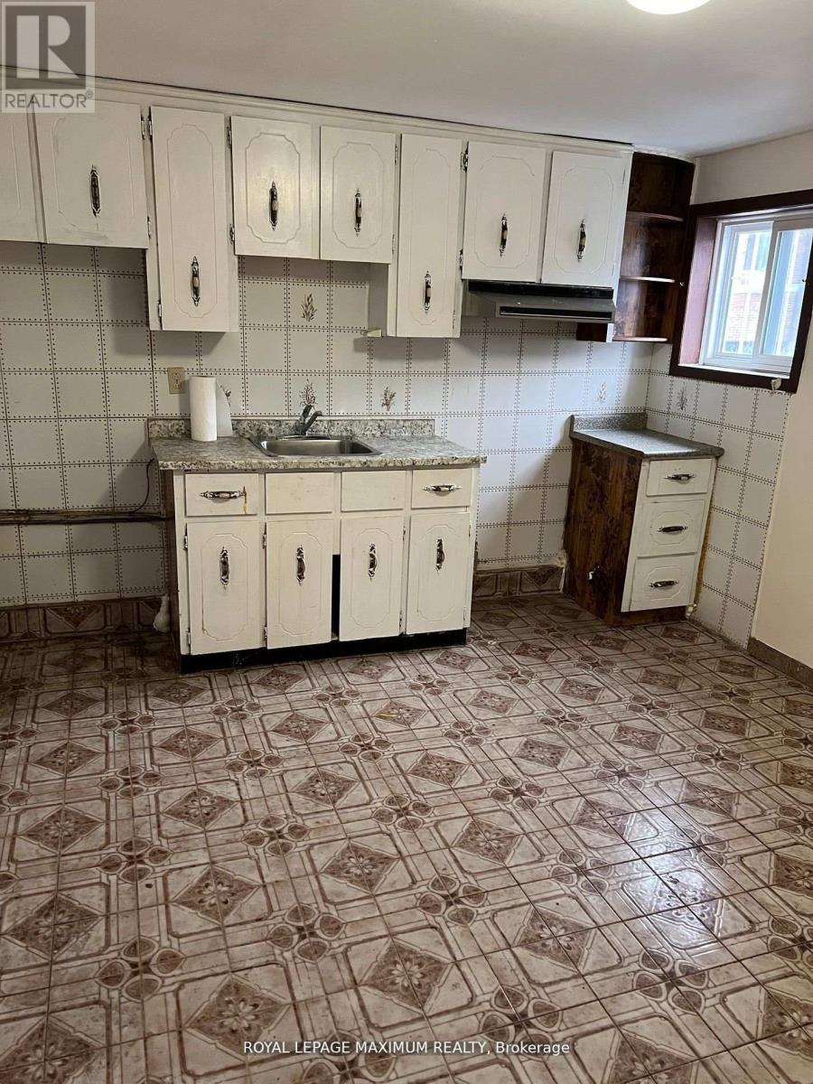915 Weston Road, Toronto (Rockcliffe-Smythe), Ontario  M6N 3R4 - Photo 12 - W12394596