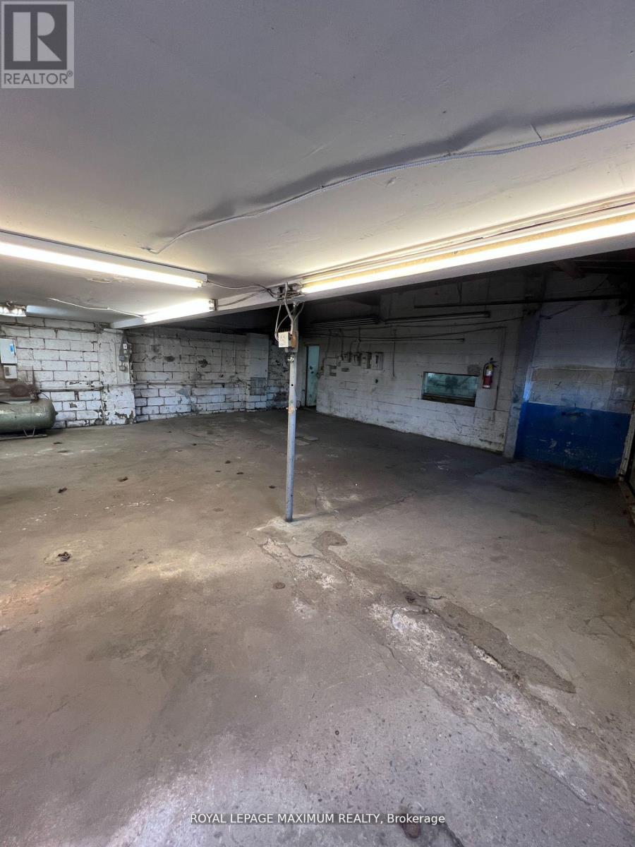 915 Weston Road, Toronto (Rockcliffe-Smythe), Ontario  M6N 3R4 - Photo 8 - W12394596