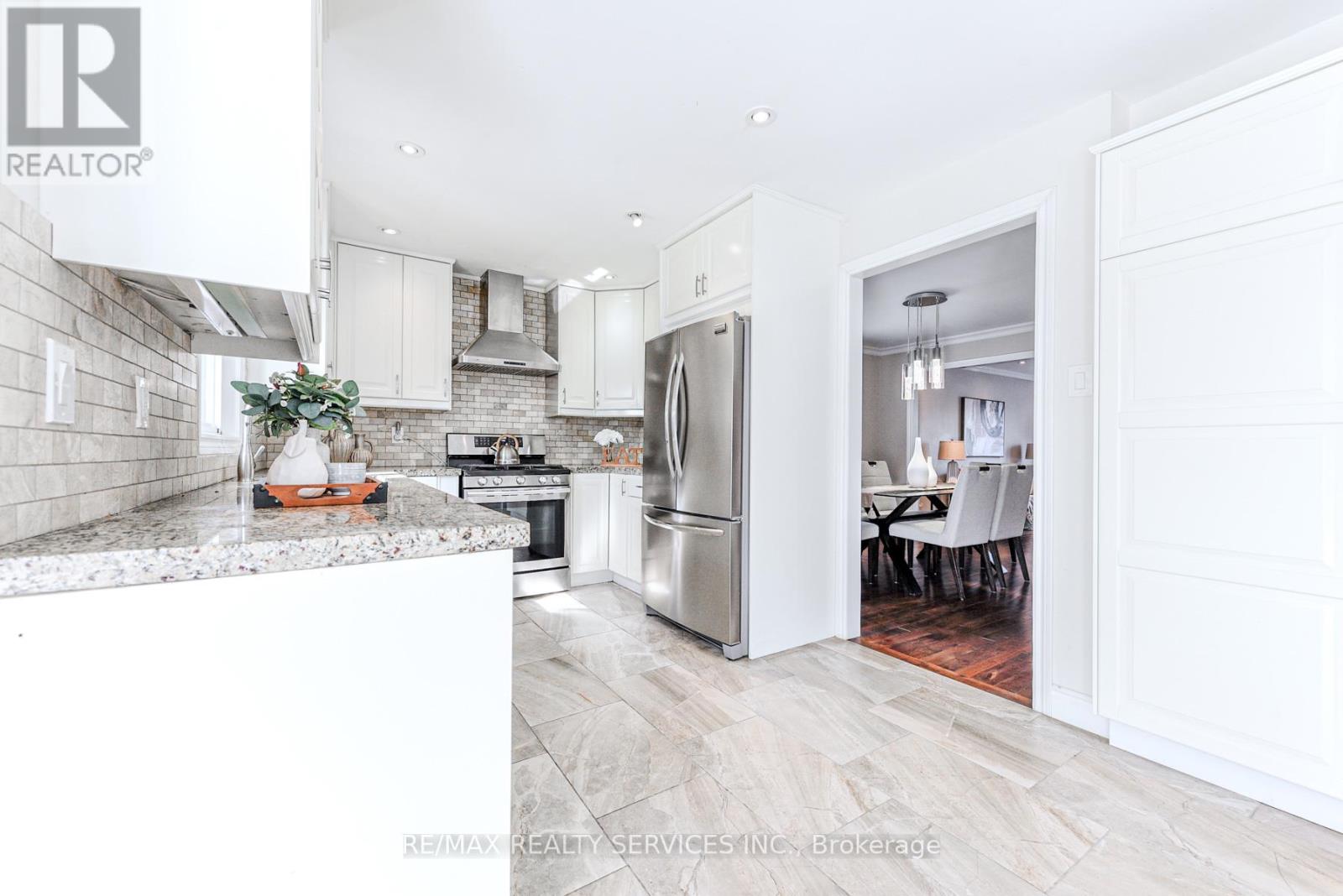 10 St Mark Place, Brampton (Northwood Park), Ontario  L6X 3W5 - Photo 15 - W12394663
