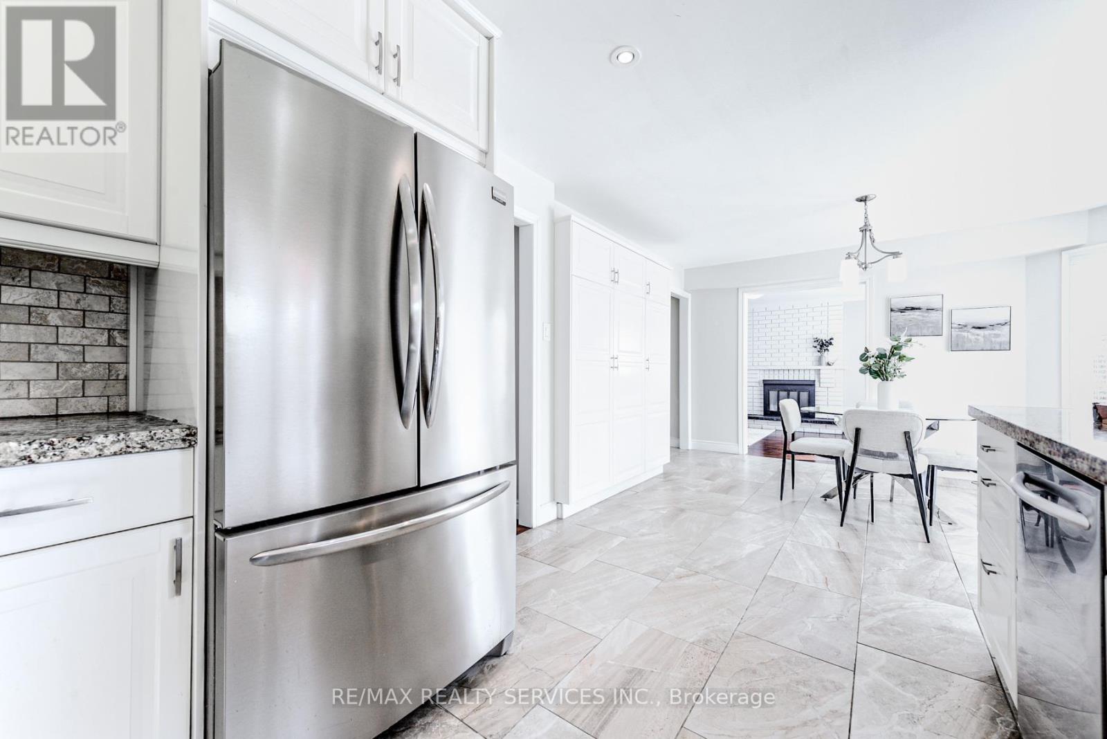 10 St Mark Place, Brampton (Northwood Park), Ontario  L6X 3W5 - Photo 16 - W12394663