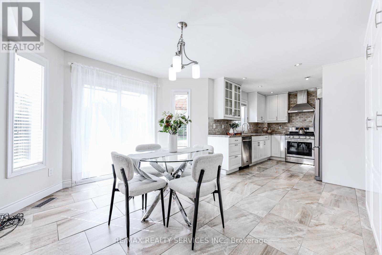 10 St Mark Place, Brampton (Northwood Park), Ontario  L6X 3W5 - Photo 18 - W12394663