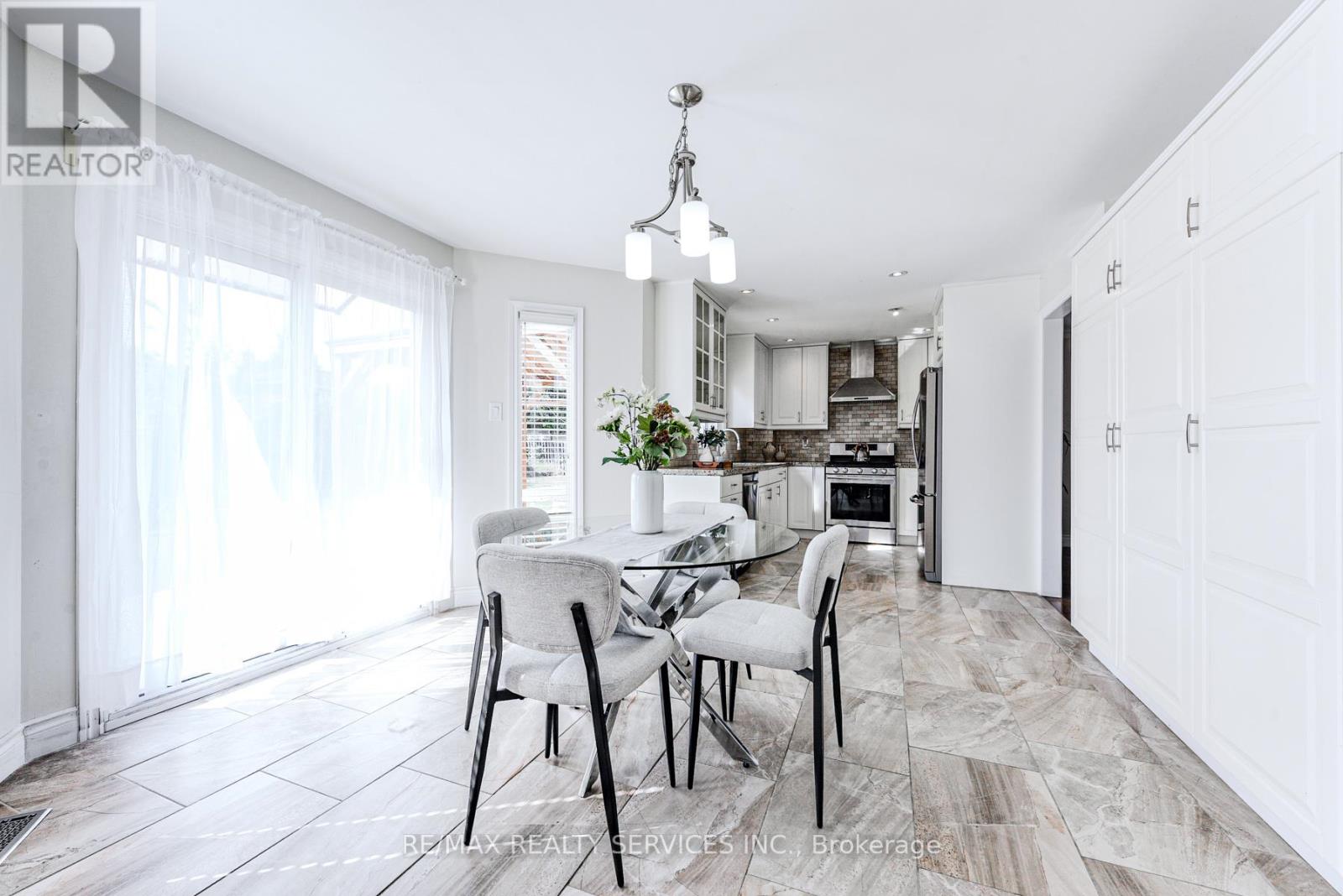 10 St Mark Place, Brampton (Northwood Park), Ontario  L6X 3W5 - Photo 20 - W12394663