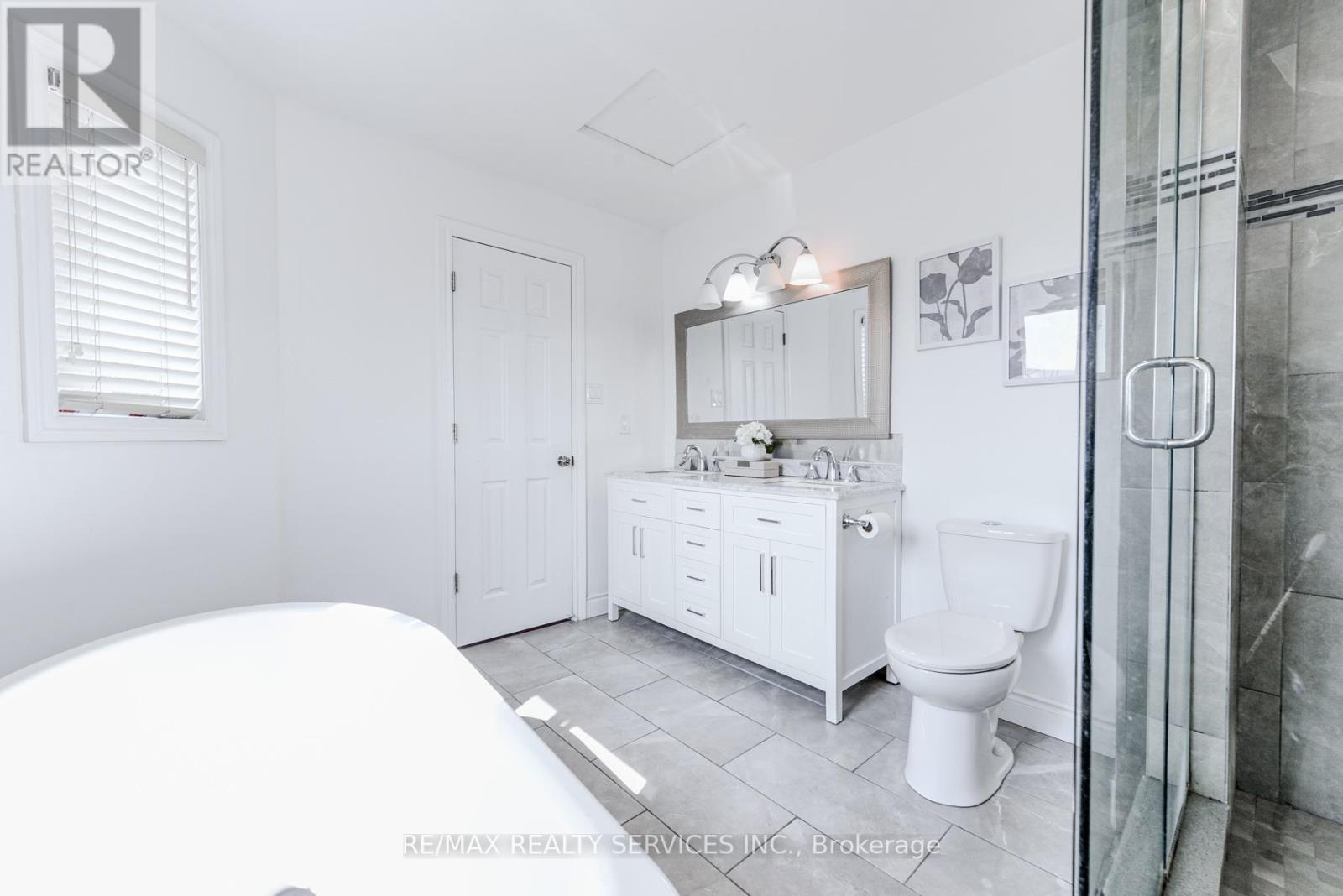 10 St Mark Place, Brampton (Northwood Park), Ontario  L6X 3W5 - Photo 30 - W12394663