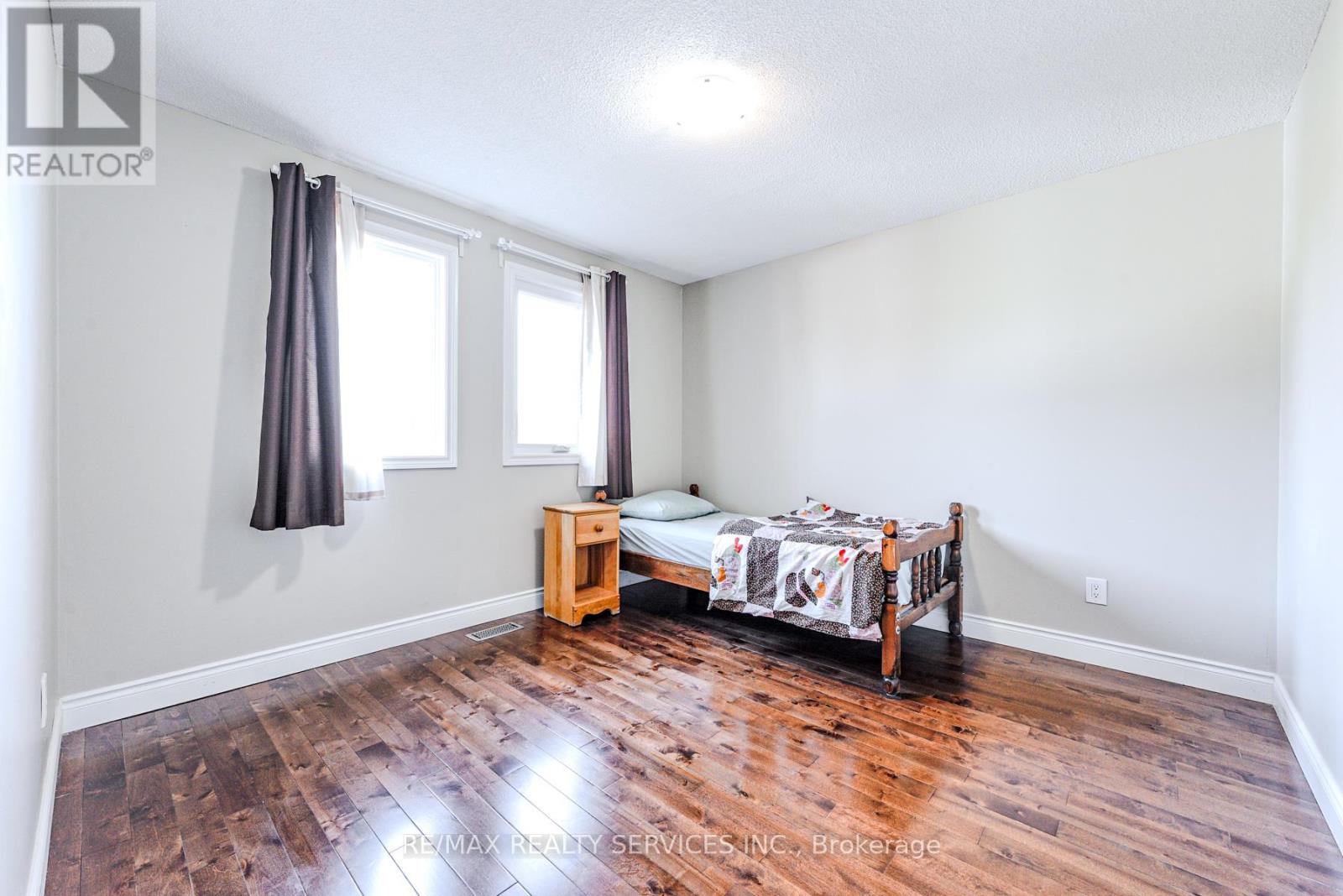 10 St Mark Place, Brampton (Northwood Park), Ontario  L6X 3W5 - Photo 32 - W12394663