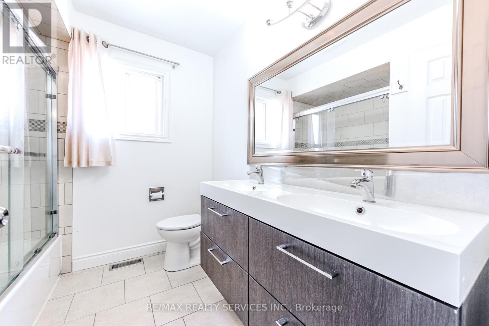 10 St Mark Place, Brampton (Northwood Park), Ontario  L6X 3W5 - Photo 34 - W12394663