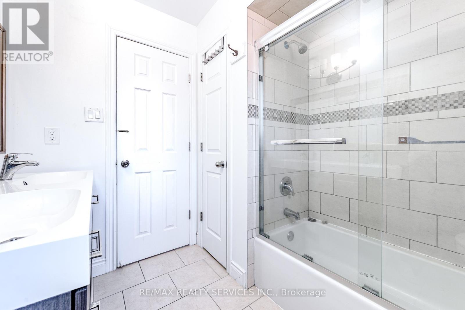 10 St Mark Place, Brampton (Northwood Park), Ontario  L6X 3W5 - Photo 35 - W12394663