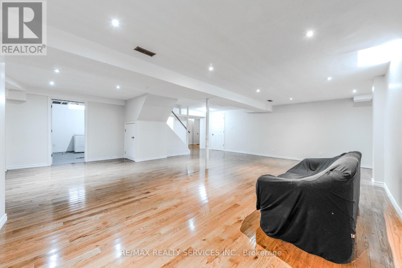 10 St Mark Place, Brampton (Northwood Park), Ontario  L6X 3W5 - Photo 42 - W12394663