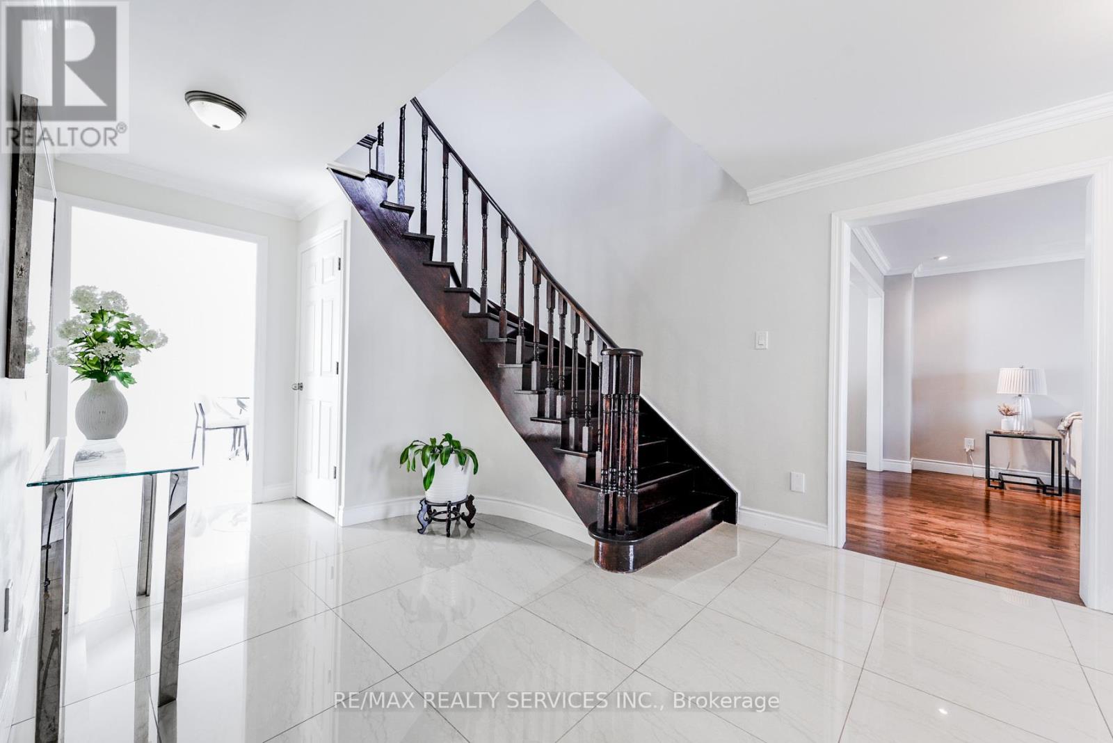 10 St Mark Place, Brampton (Northwood Park), Ontario  L6X 3W5 - Photo 8 - W12394663