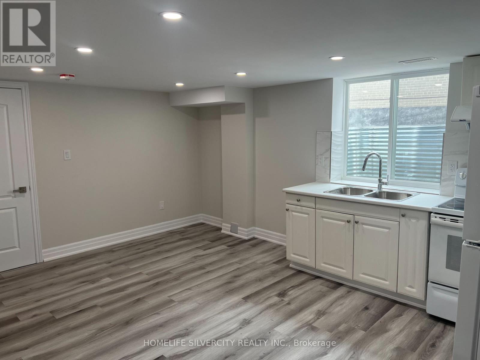 2 Unit - 6 Lamella Road, Toronto, Ontario  M9V 1Y8 - Photo 8 - W12394667