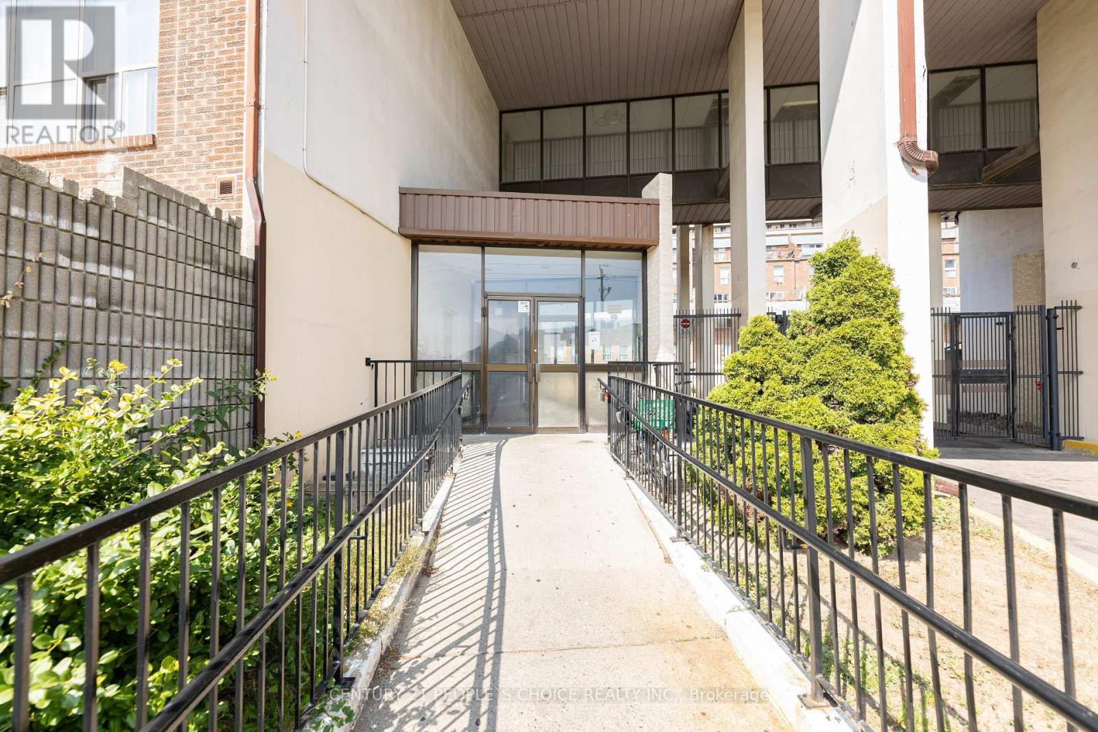 111 - 10 Eddystone Avenue, Toronto, Ontario  M3N 2T2 - Photo 4 - W12392415