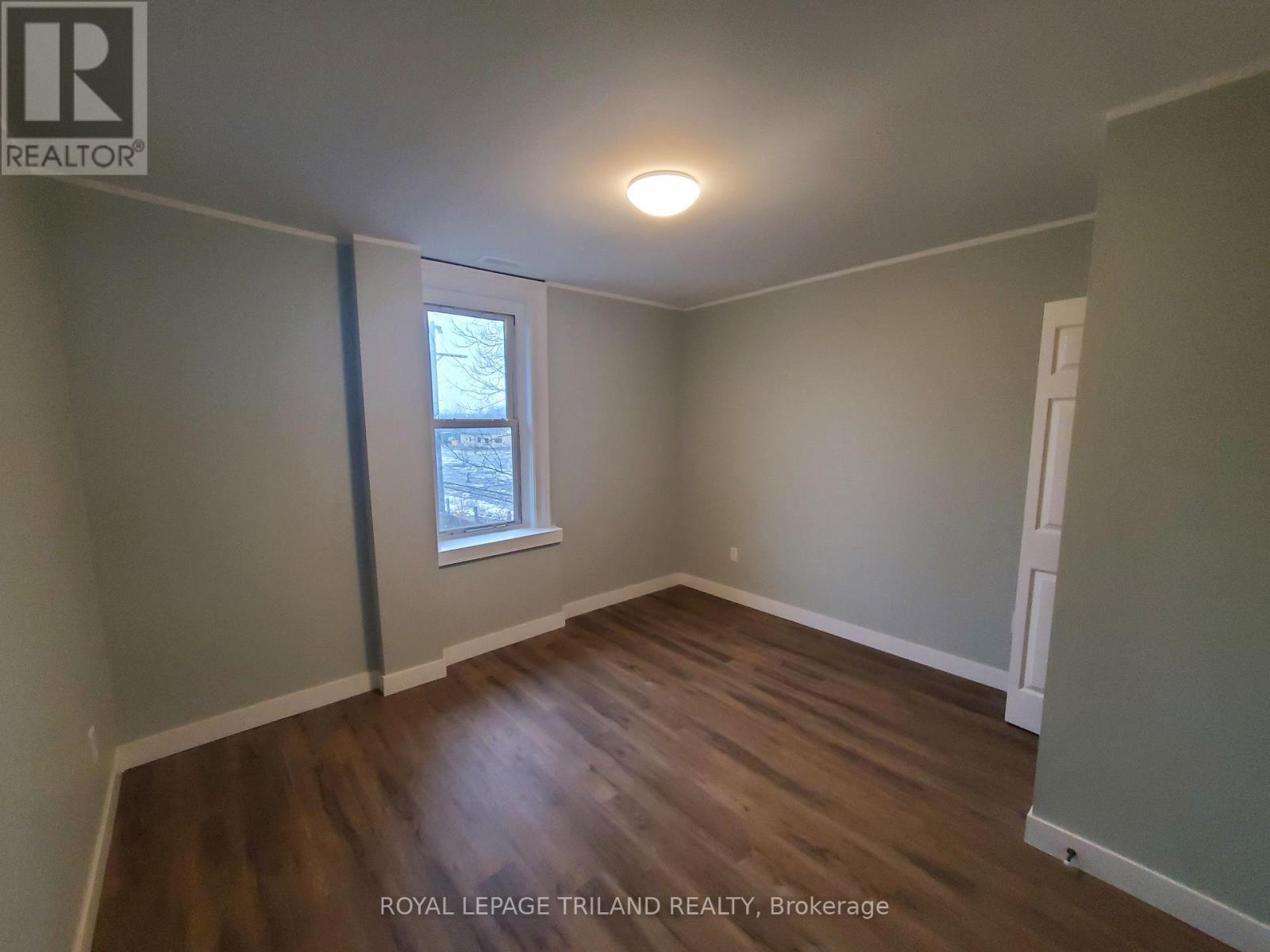 Upper Unit - 104 Flora Street, St. Thomas, Ontario  N5P 2X6 - Photo 6 - X12394867