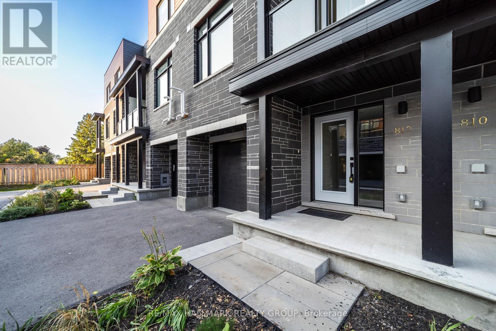 812 Star Private, Ottawa, Ontario  K2L 1W2 - Photo 3 - X12394807