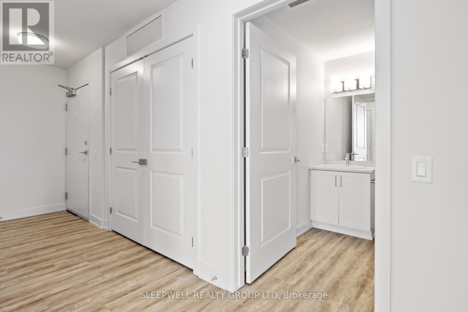 204 - 3 Bedale Drive, Ottawa, Ontario  K2H 5A8 - Photo 2 - X12394818