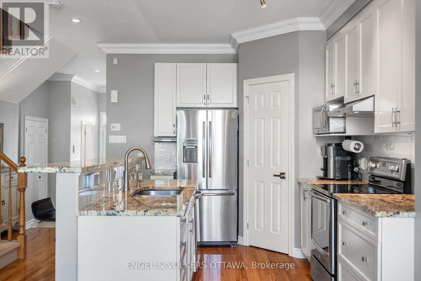 102 Shepody Circle, Ottawa, Ontario  K1T 4H9 - Photo 11 - X12394822