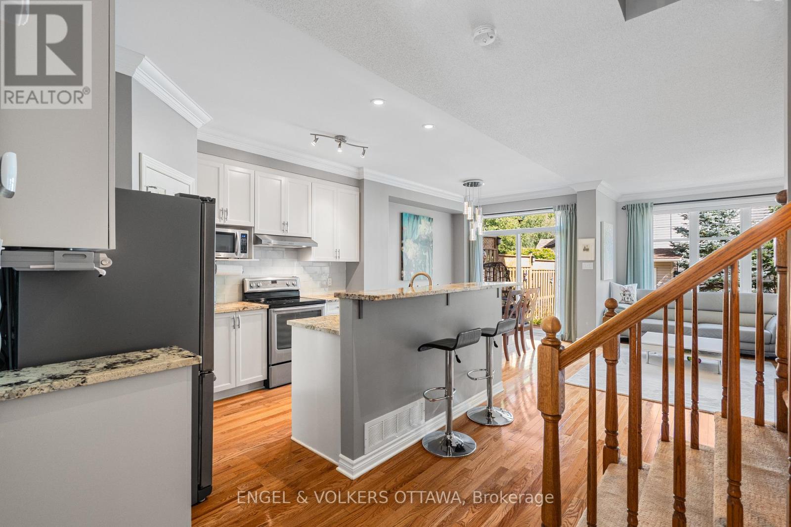 102 Shepody Circle, Ottawa, Ontario  K1T 4H9 - Photo 7 - X12394822