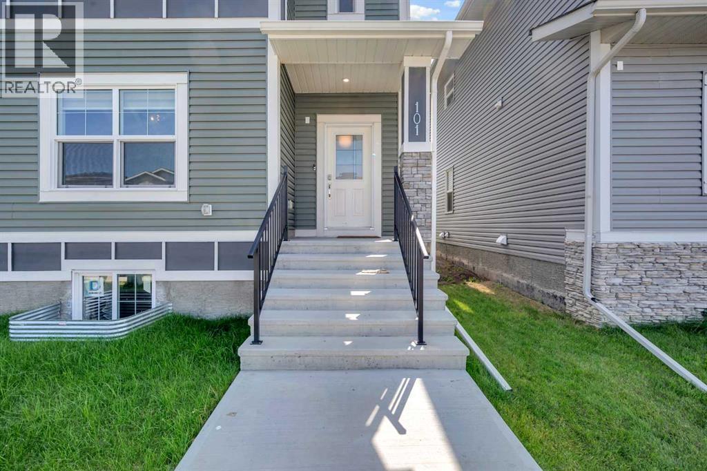 101 Midtown Close Sw, Airdrie, Alberta  T4B 0L4 - Photo 3 - A2245470