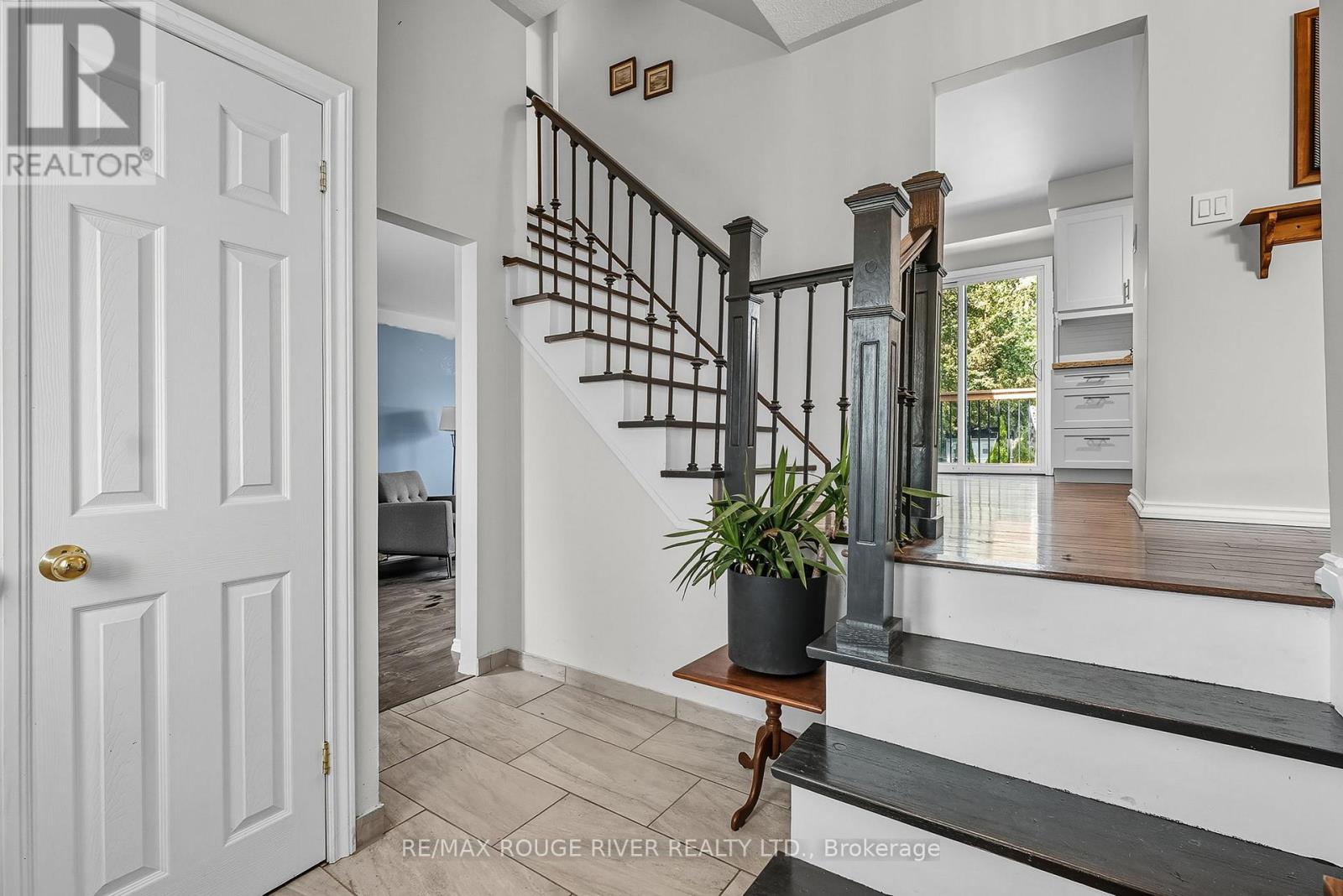 326 Lakeshore Drive, Cobourg, Ontario  K9A 1R7 - Photo 3 - X12394808